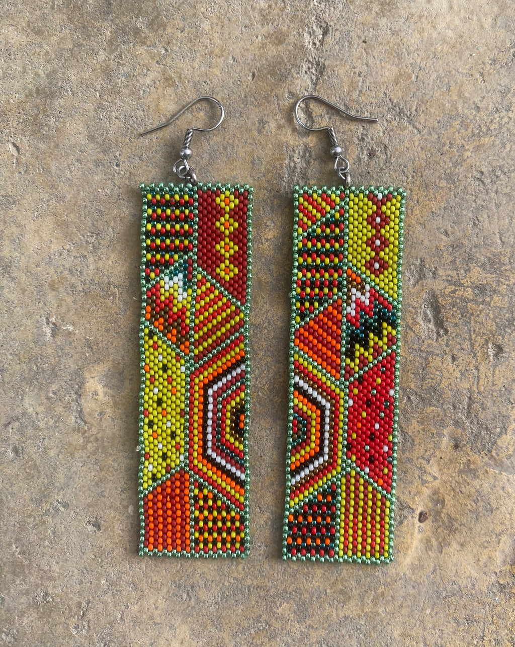 Geometrikus Fülbevaló Zöld Kilim kő háttéren